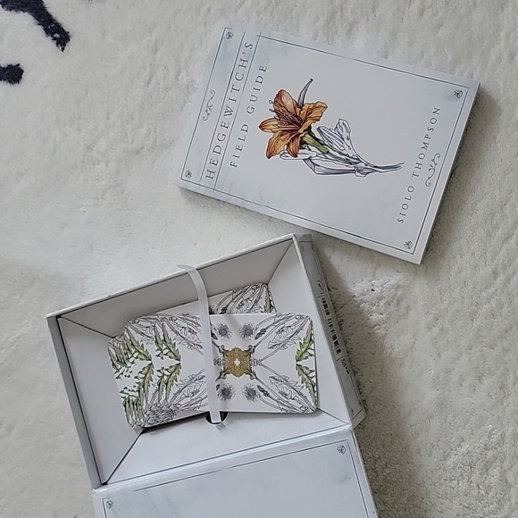 Hedgewitch Botanical Oracle - Picture 3 of 10